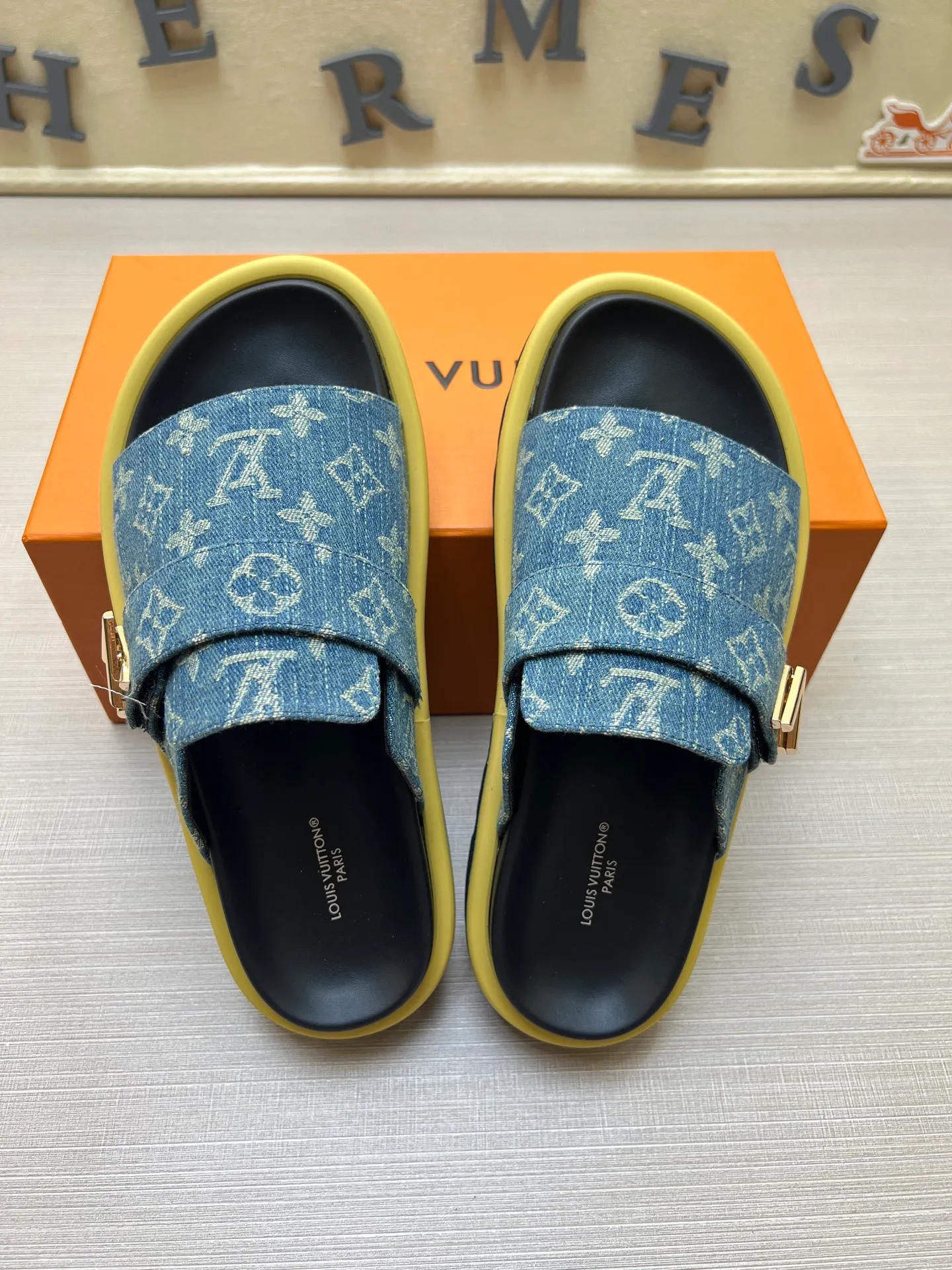 Factory price: 360💰【LOUIS VUITTON】Louis Vuitton, LV printing, men's and women's slippers are on the market, drawer box packaging with cloth bag, card, the upper pattern looks very soft and waxy, super versatile leg slimming artifact. Fabric: imported denim/canvas/old fabric, LV hardware LOGO, official website pattern printing, comfortable to wear, foot pads: high elastic men's shoes💰U water table. Sole: foam sole, heel height: about 5cm. Code number: 35-46, 35, 45, 46 are custom-made and non-returnable. Color: multiple colors and styles available.